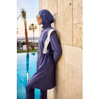 Modest Badeanzug mit sportlichen Details
