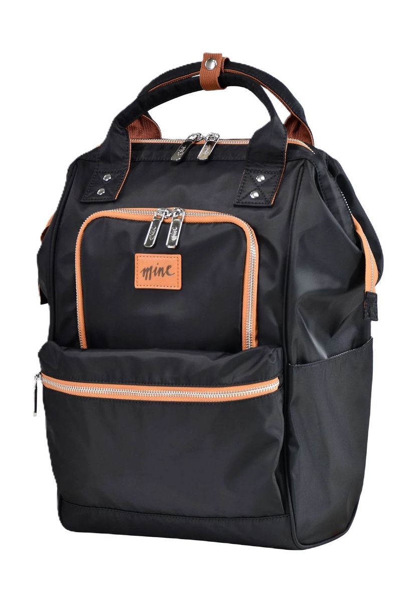 Moderner schwarzer Tagesrucksack mit Laptopfach