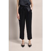 Elegante Satinhose mit Bügelfalte