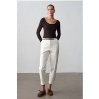 Kurvige Gabardine-Chinos mit Gürtel