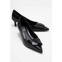 Gerippte Pumps mit spitzer Zehenpartie