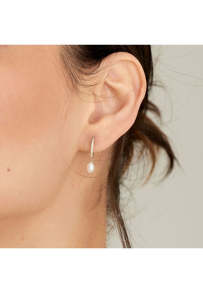 Goldene Creolen mit Perlenanhänger