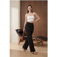 Weite Krepphose mit asymmetrischem Detail