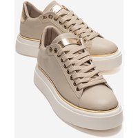 Moderner Plateau-Sneaker mit Goldakzenten