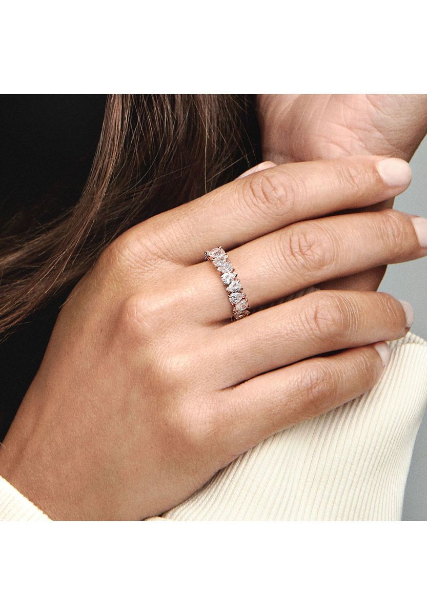 Roségoldplattierter Ring mit birnenförmigen Steinen