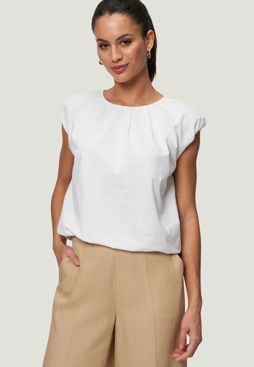 Minimalistisches Top mit Faltendrapierung