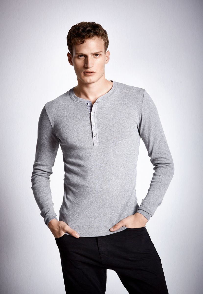 Klassisches Henley aus Feinripp