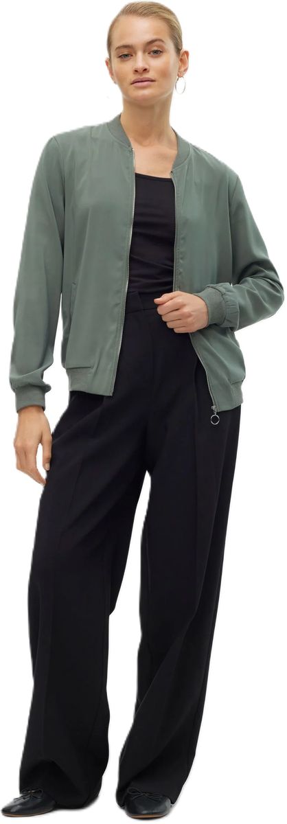 Leichte minimalistische Bomberjacke