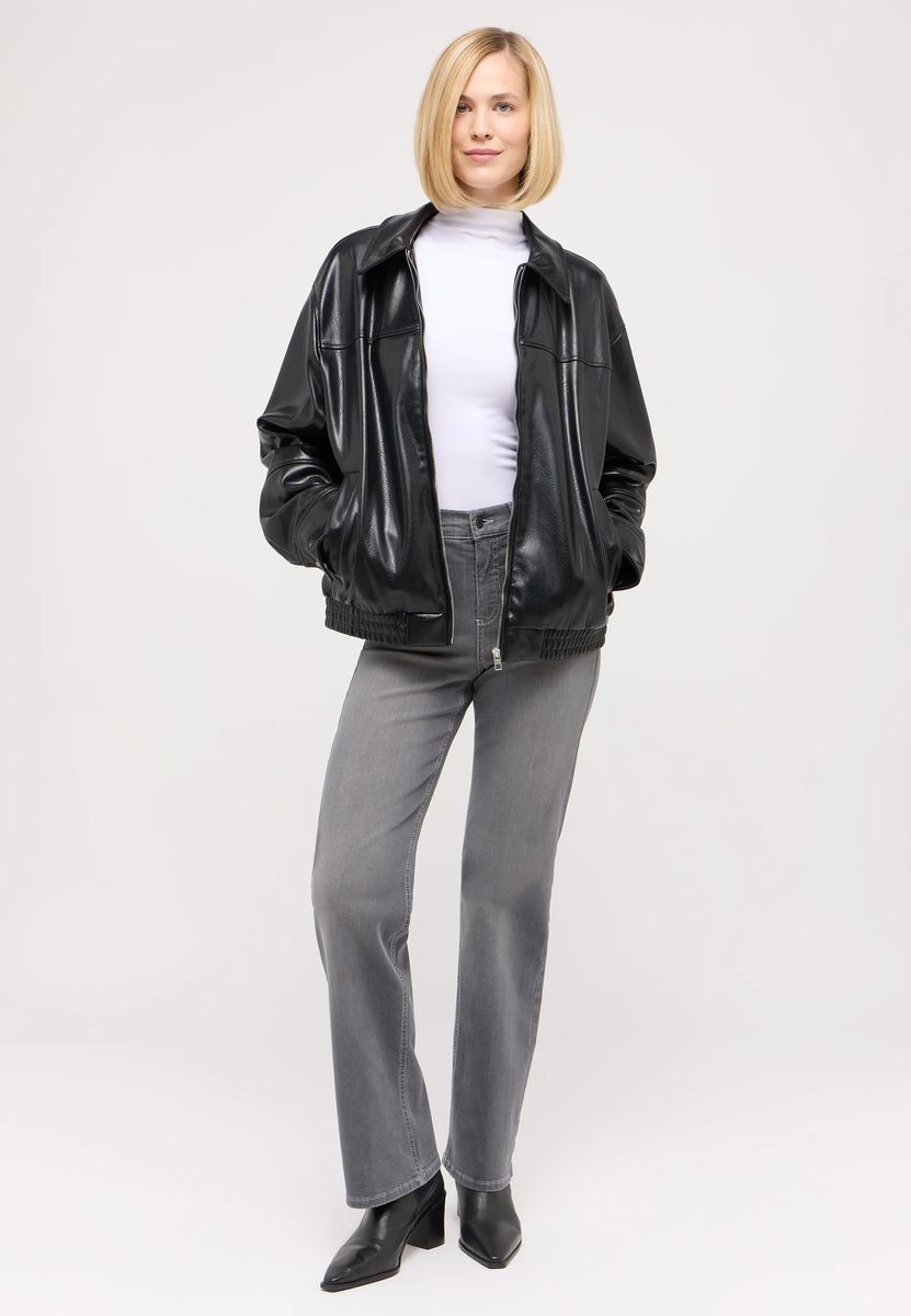 Dezent gewaschene Bootcut-Jeans