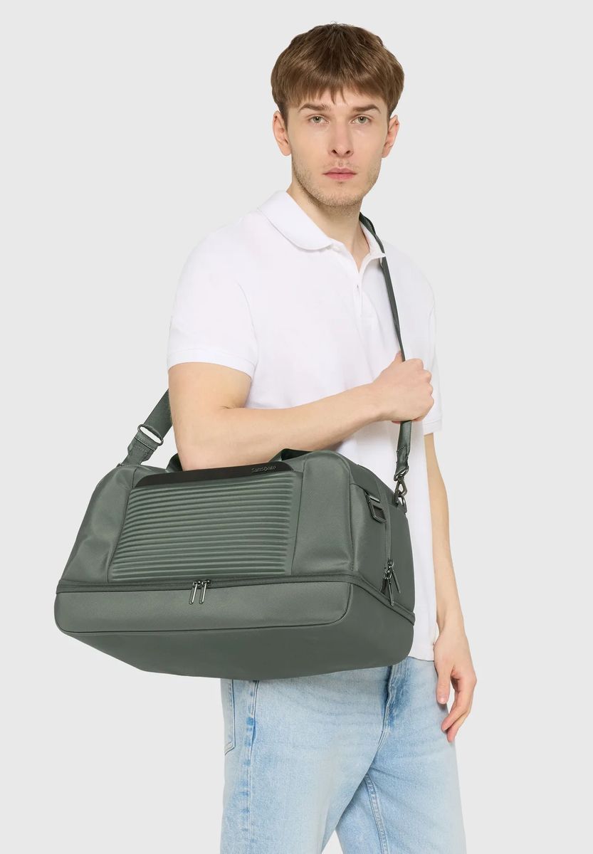 Geräumige Reisetasche mit mehreren Fächern