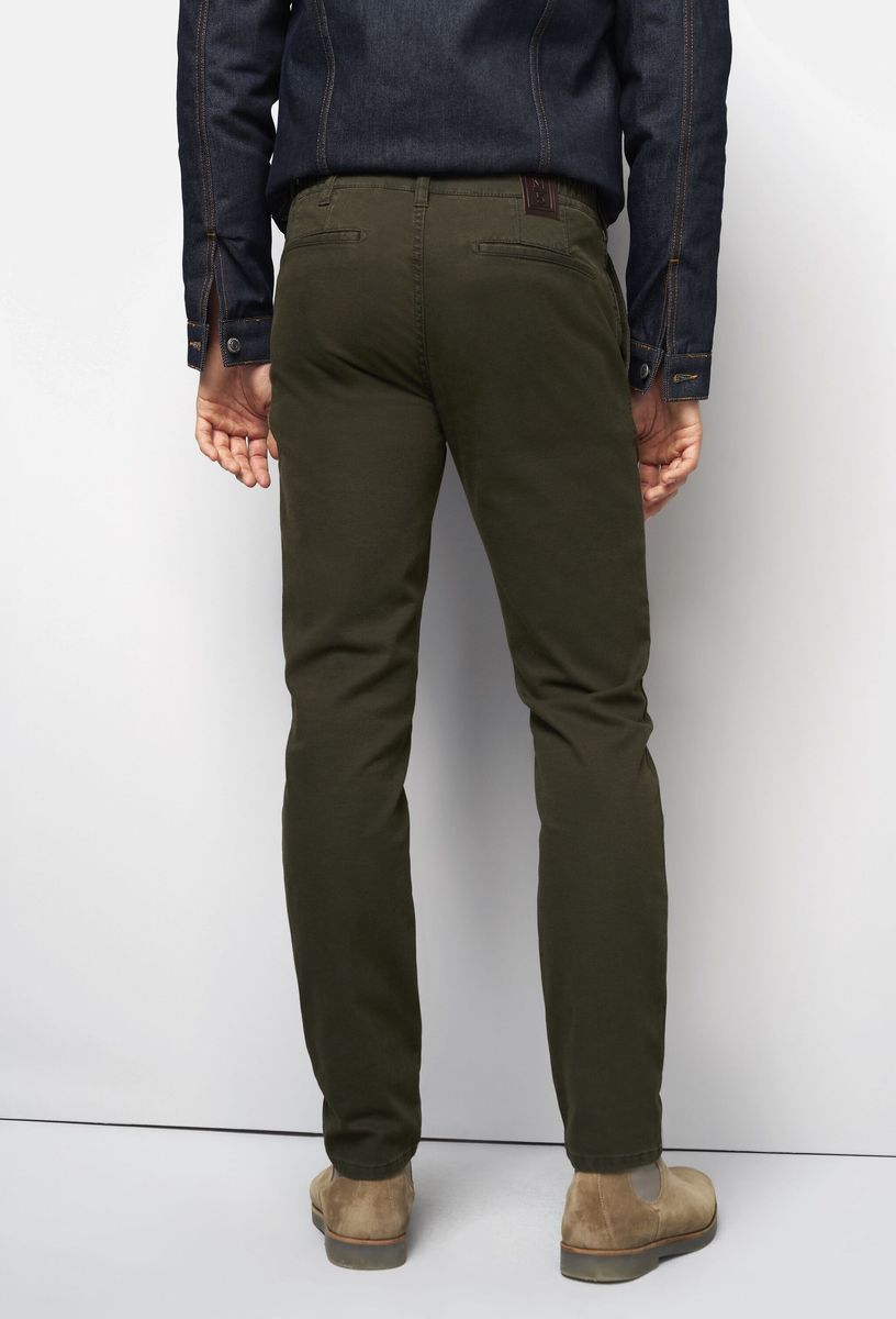 Moderne Baumwollchinos mit Mikrostruktur