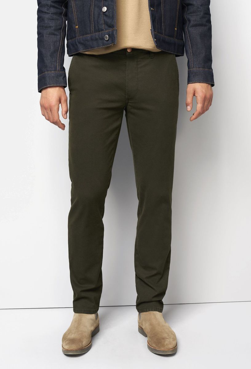 Moderne Baumwollchinos mit Mikrostruktur