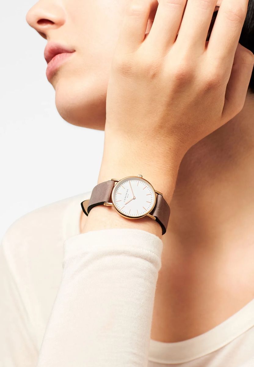 Minimalistische Lederarmbanduhr im skandinavischen Stil