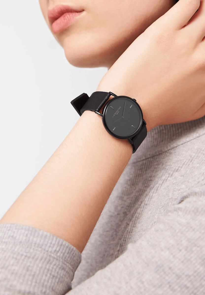 Minimalistische Armbanduhr mit Lederband