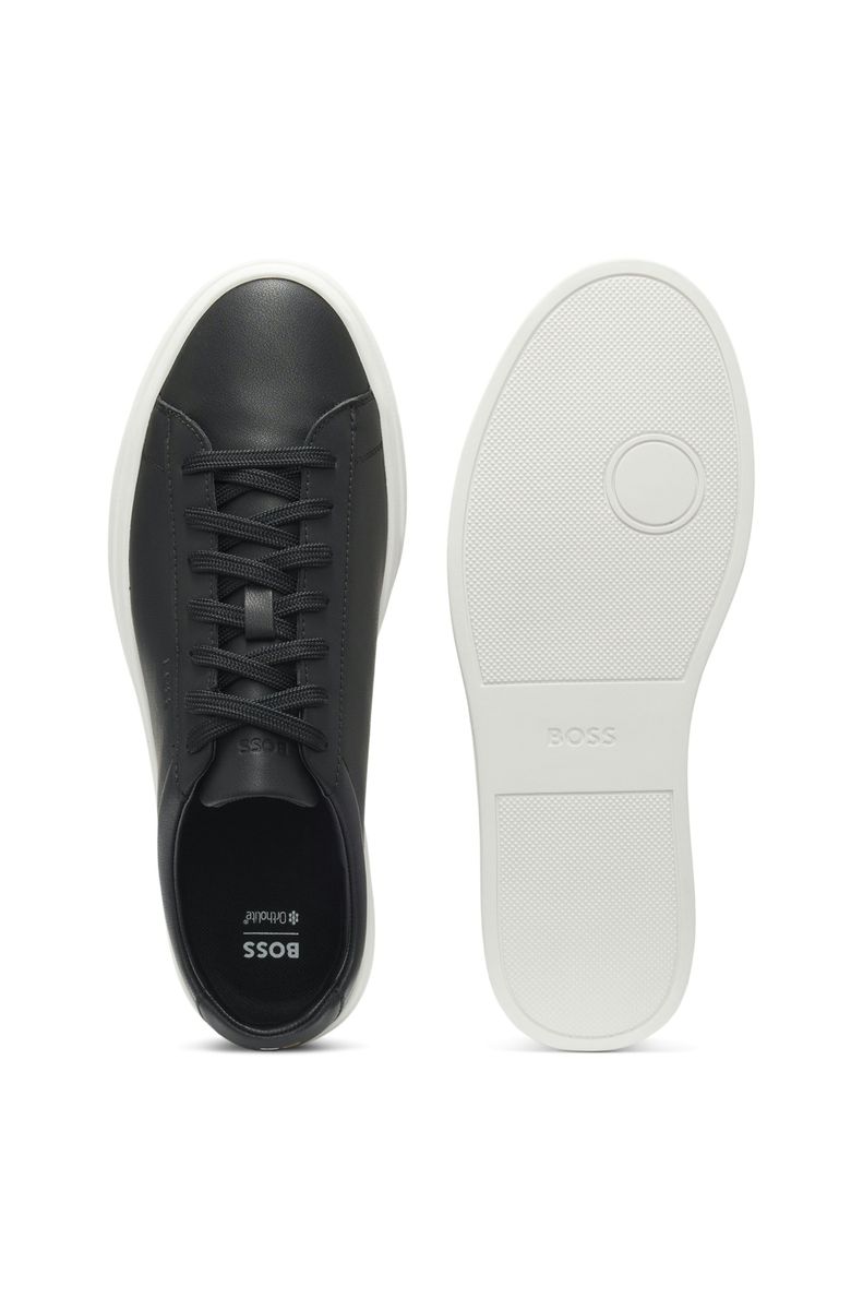 Minimalistische Low-Top-Sneaker aus genarbtem Leder
