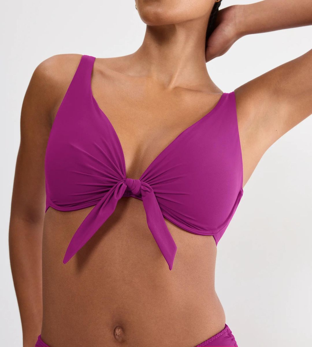 Bikini-Oberteil mit Knotendetail und Bügeln