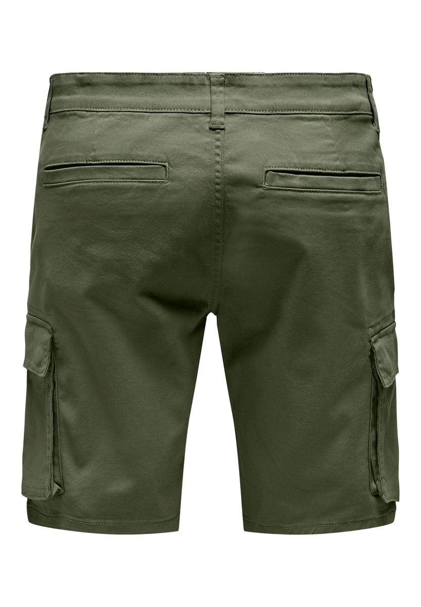 Klassische olivgrüne Cargo-Shorts