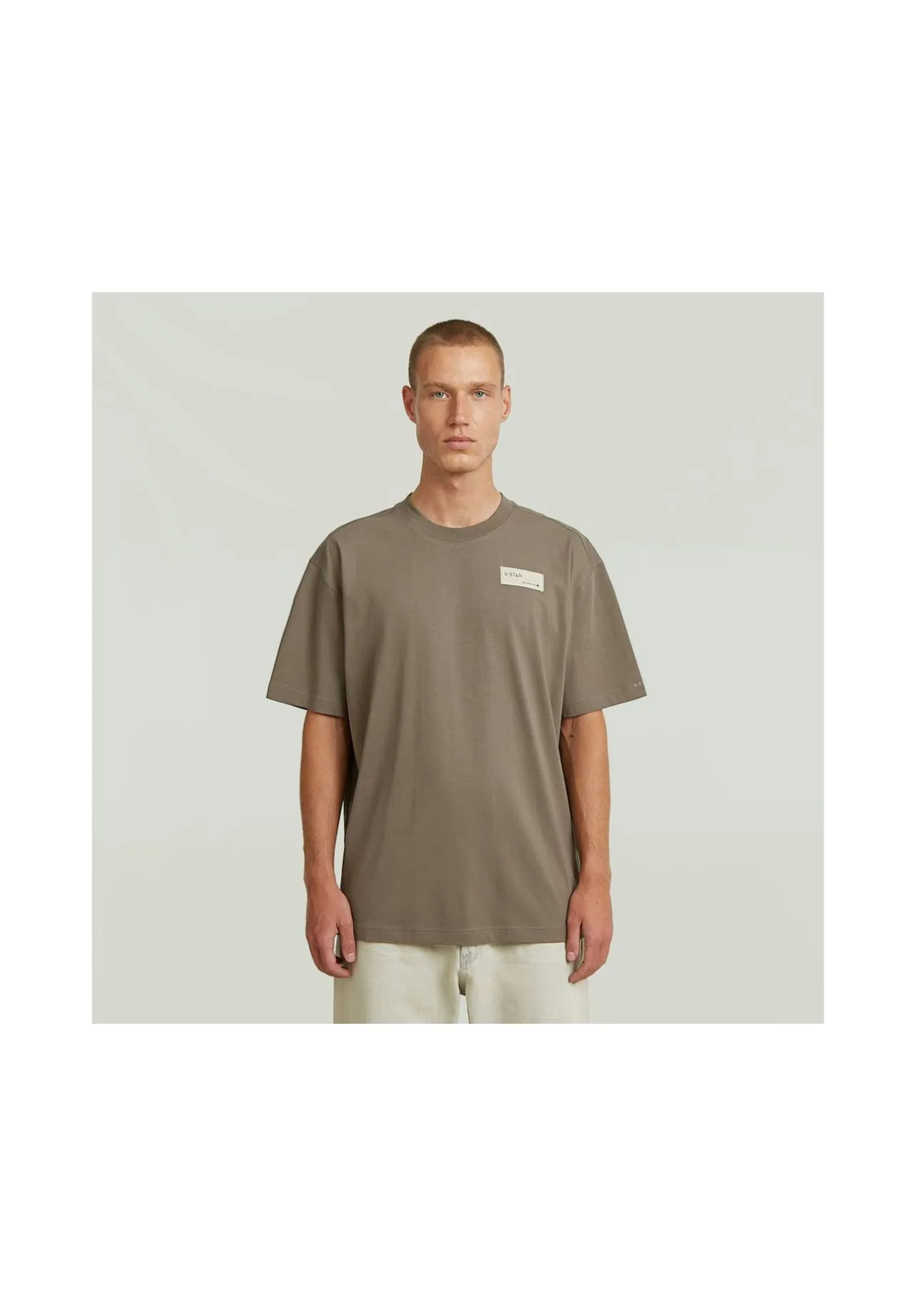 Locker geschnittenes T-Shirt mit Badge