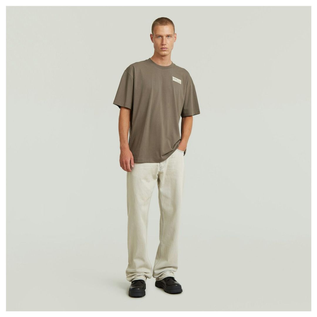 Locker geschnittenes T-Shirt mit Badge