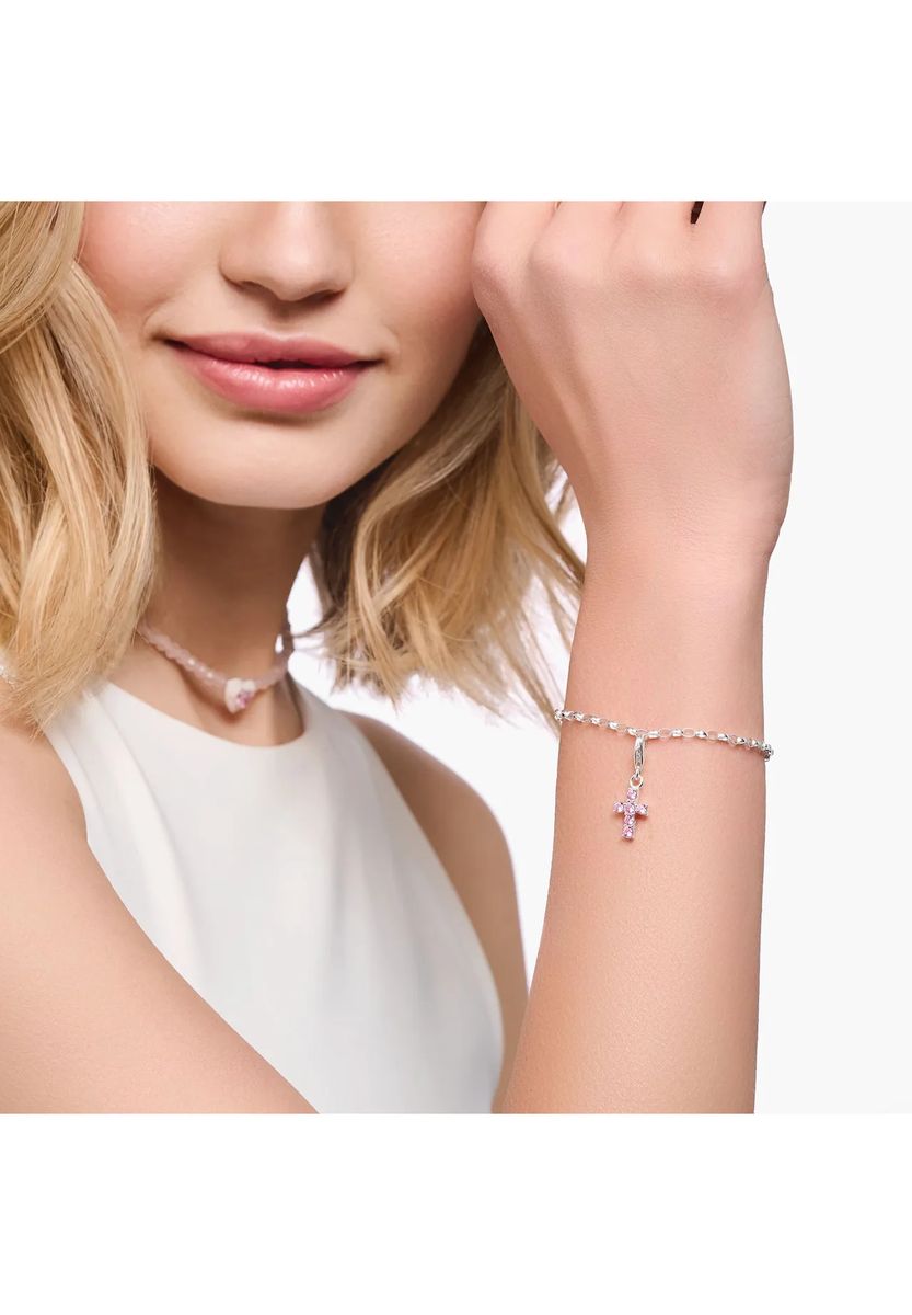 Kreuz-Charm mit funkelnden rosa Zirkonia