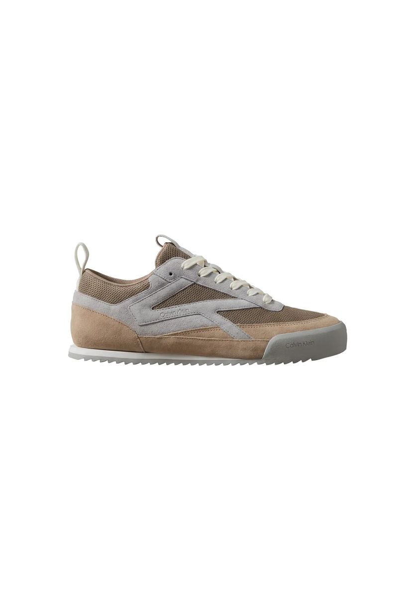 Retro-Sneaker aus Materialmix