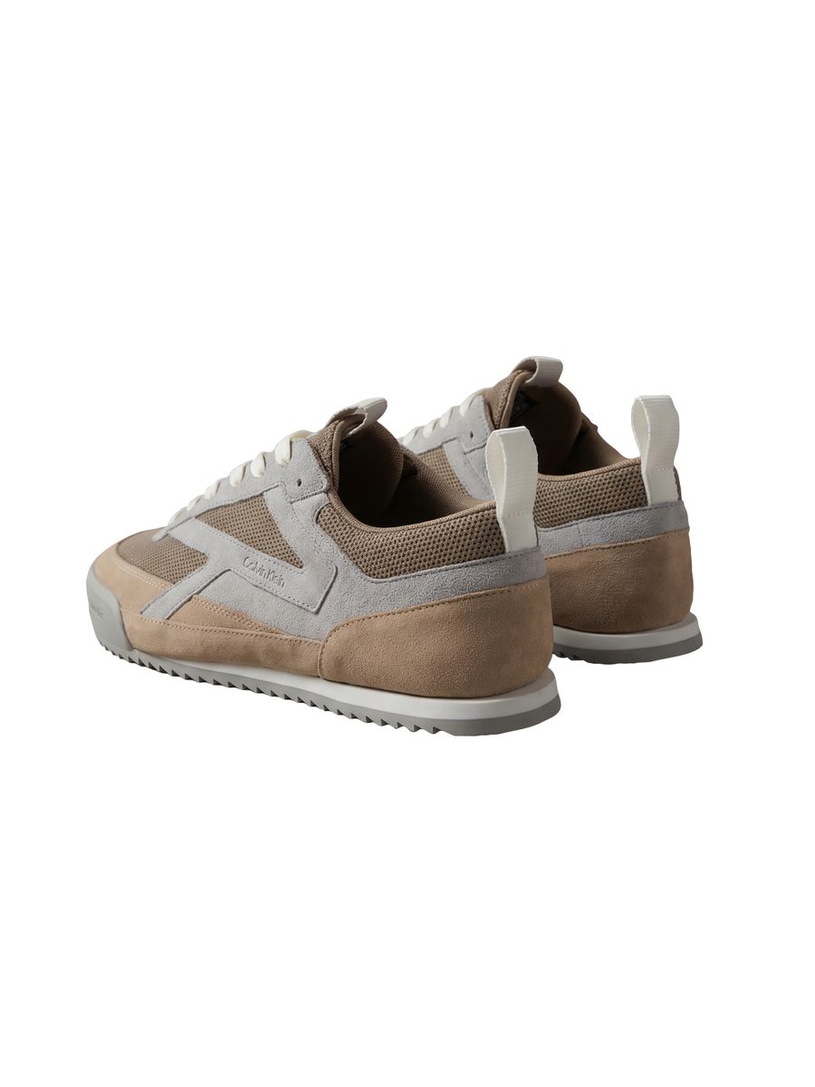 Retro-Sneaker aus Materialmix