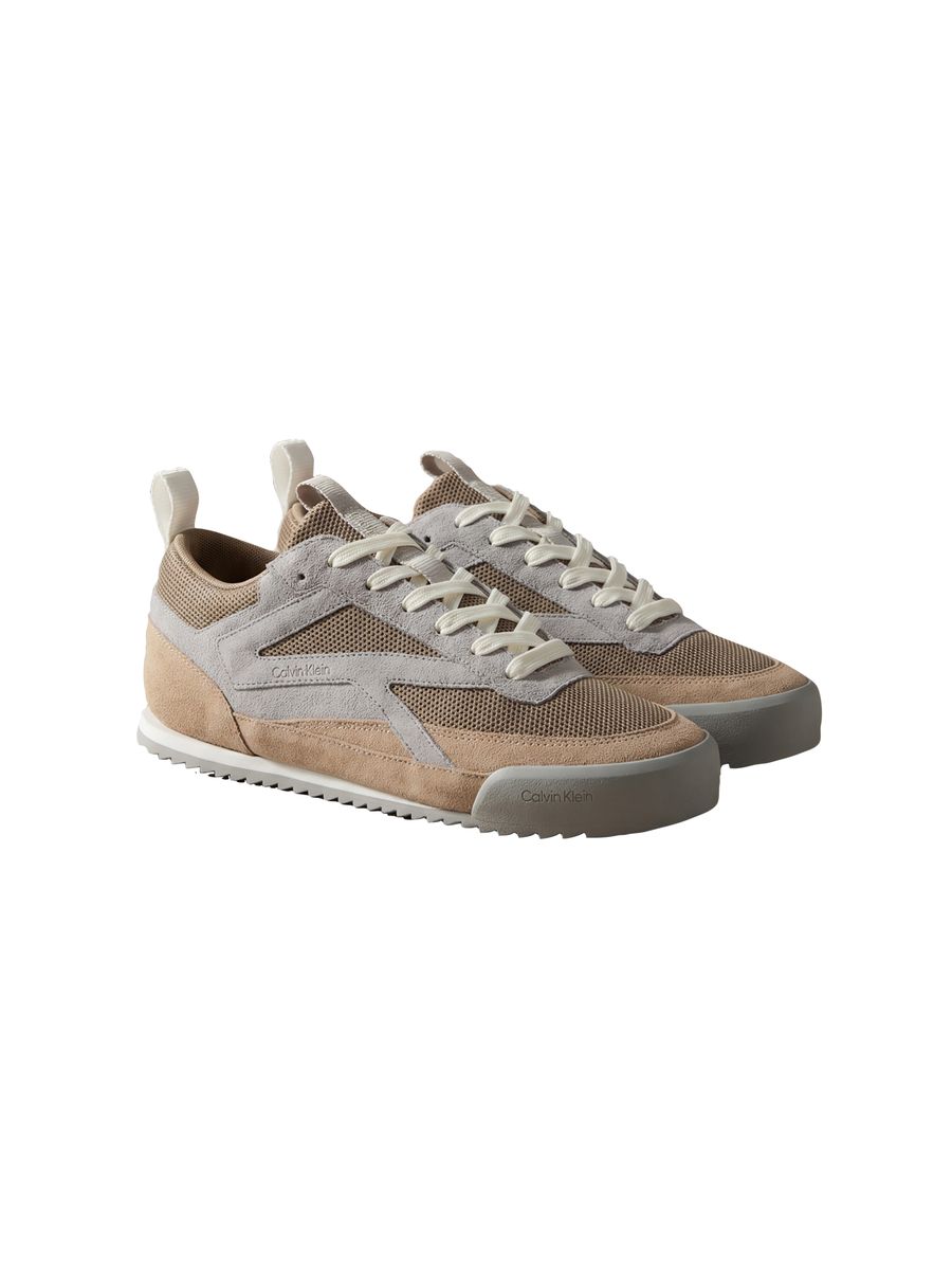 Retro-Sneaker aus Materialmix