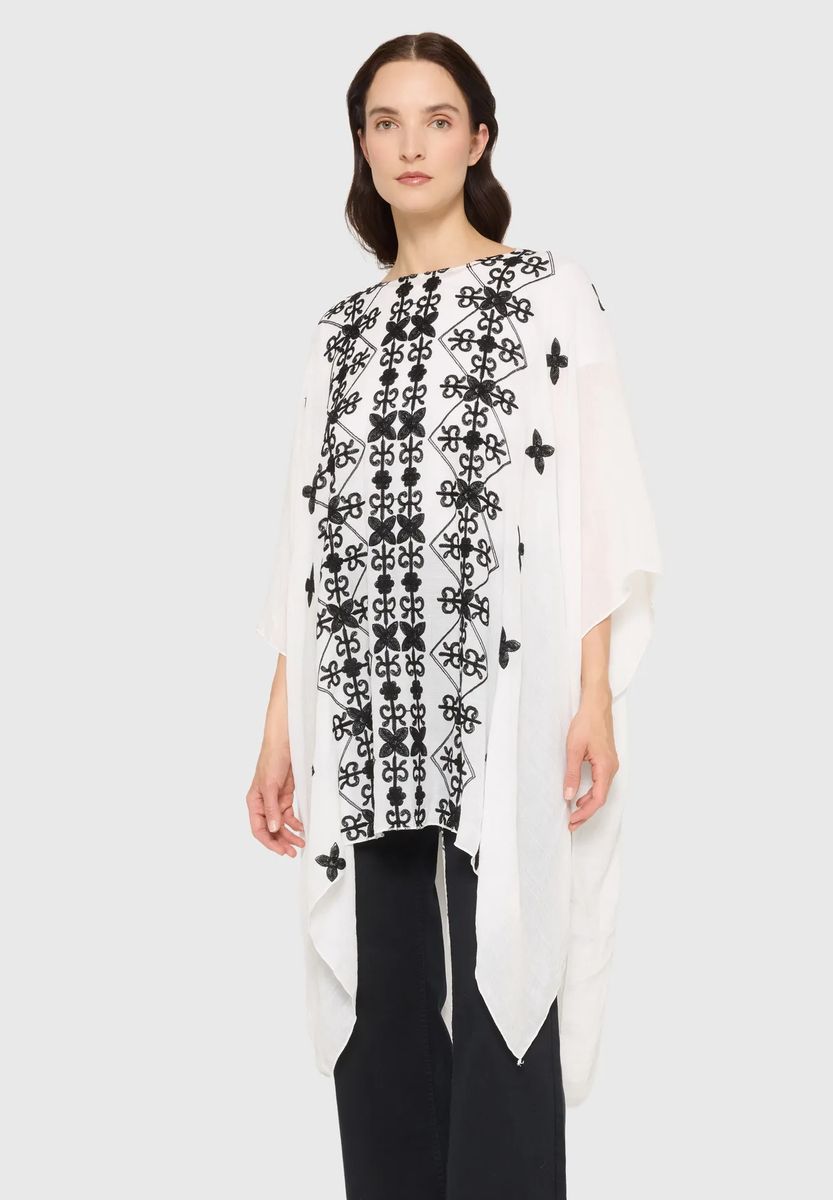 Bestickter Poncho im Folk-Stil