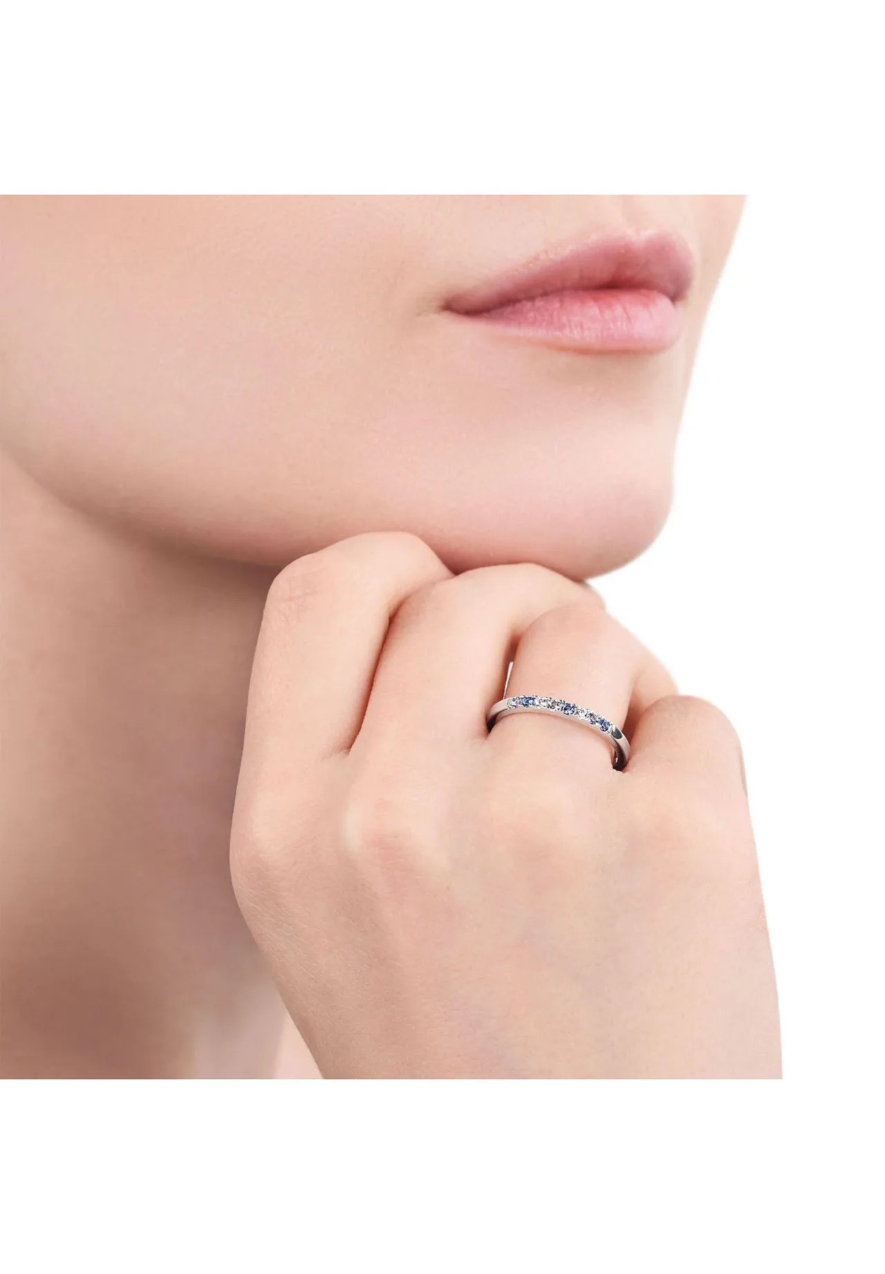 Ring mit blauen und klaren Zirkonia