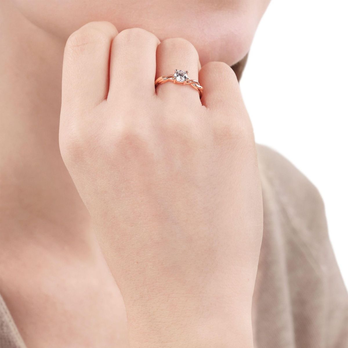 Eleganter Solitärring mit gedrehter Schiene