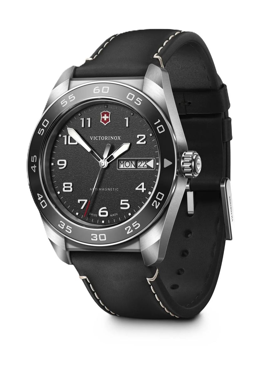 Robuste Feldarmbanduhr mit Lederarmband