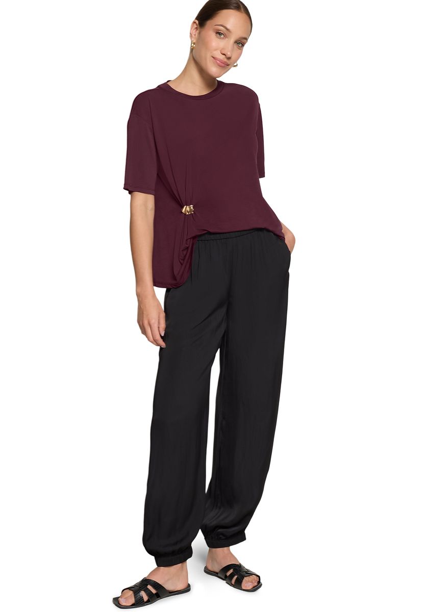 Elegantes Top mit Brosche und Drapierung