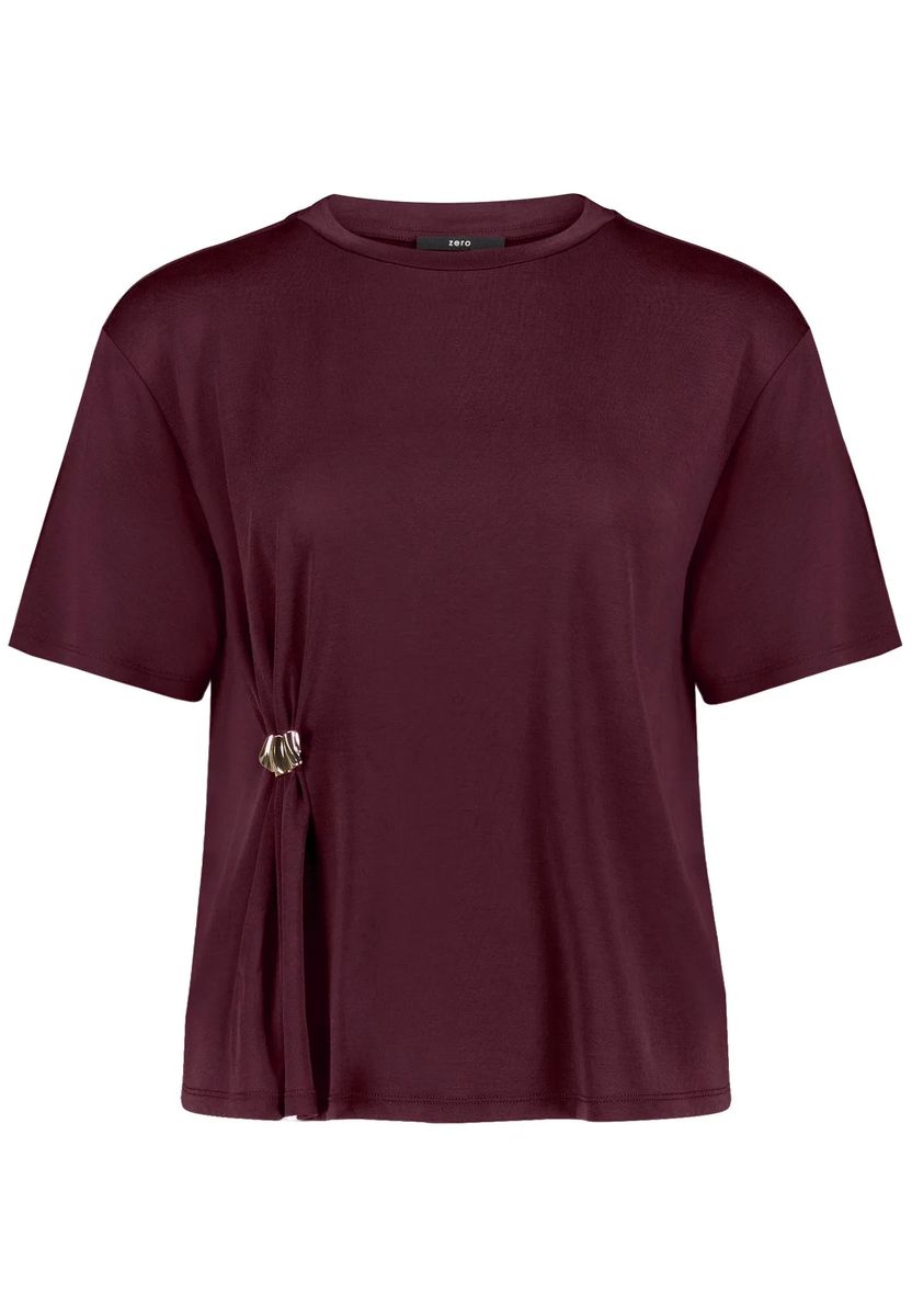 Elegantes Top mit Brosche und Drapierung