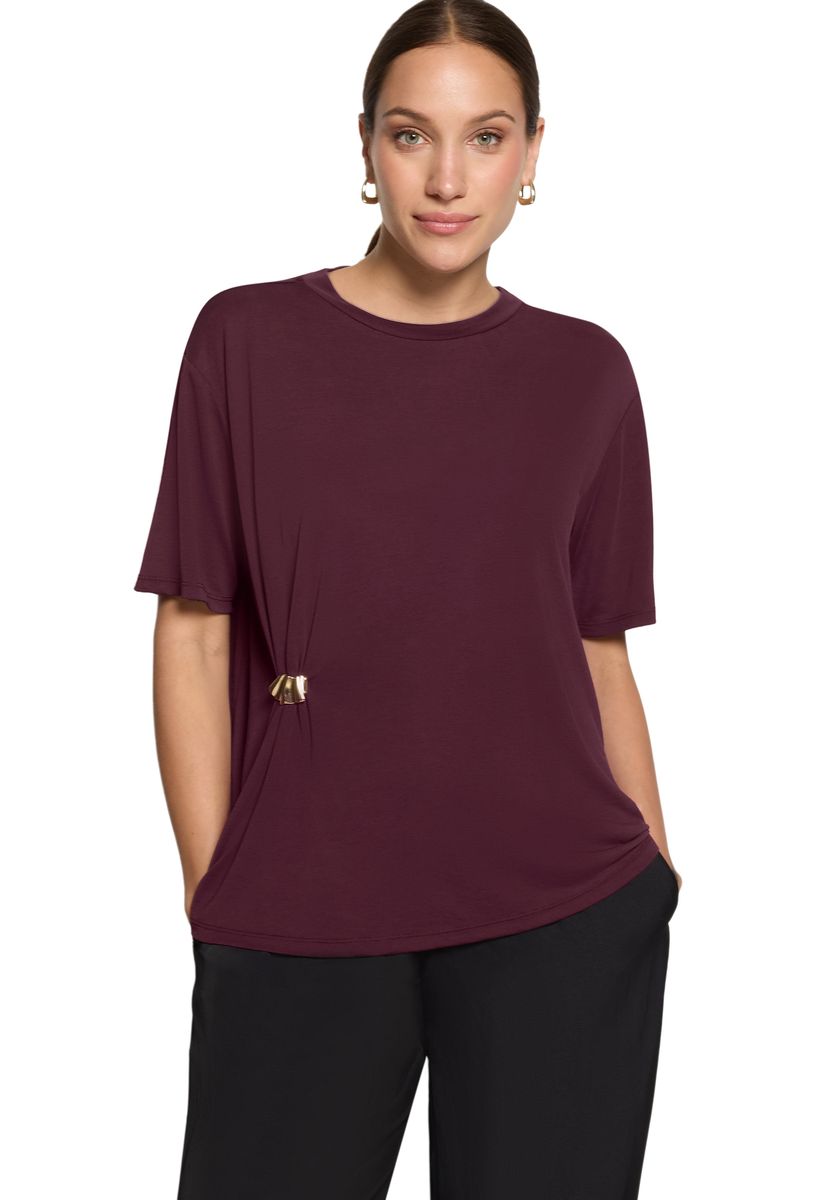 Elegantes Top mit Brosche und Drapierung