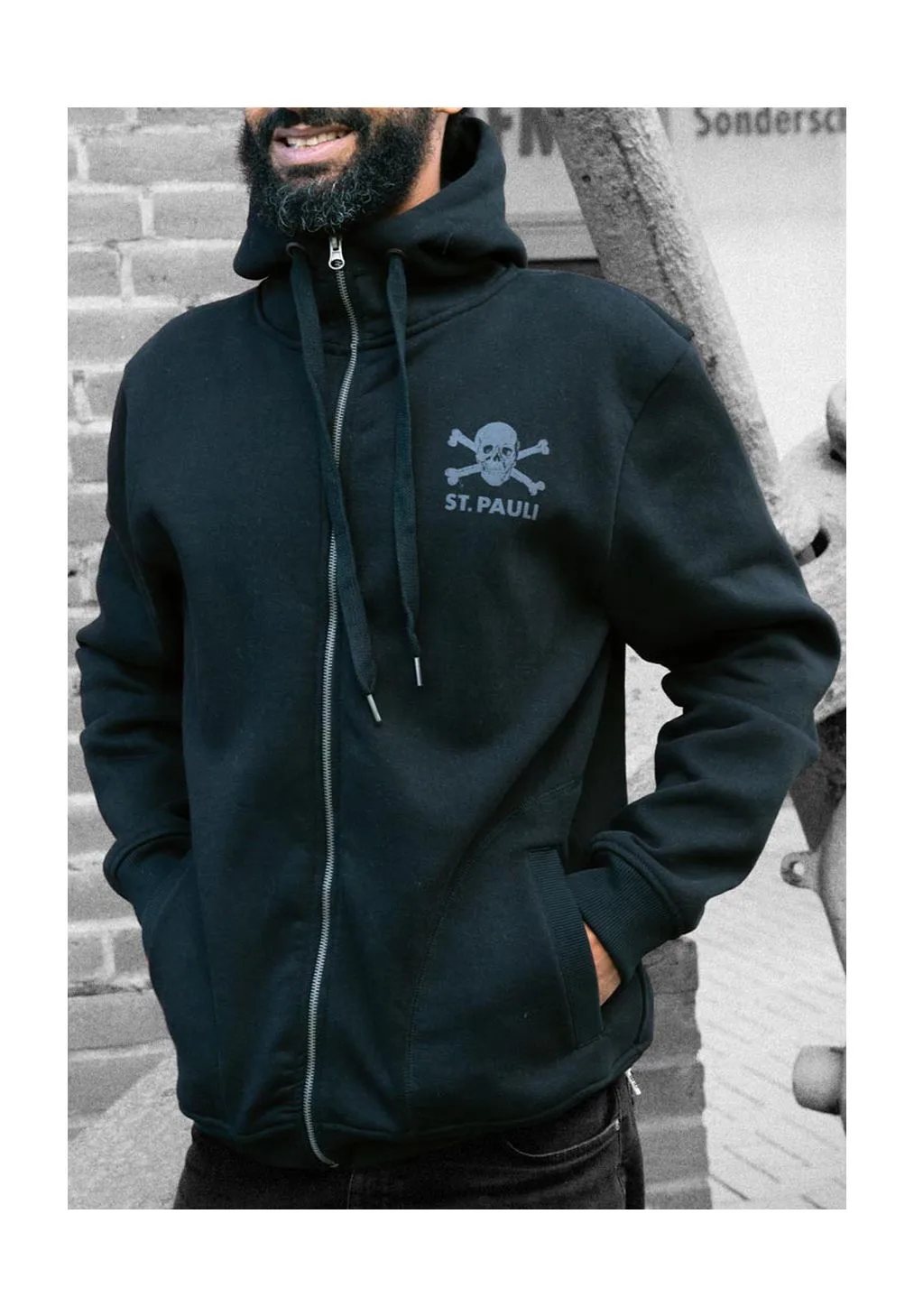 Kapuzenjacke mit Totenkopf-Grafik