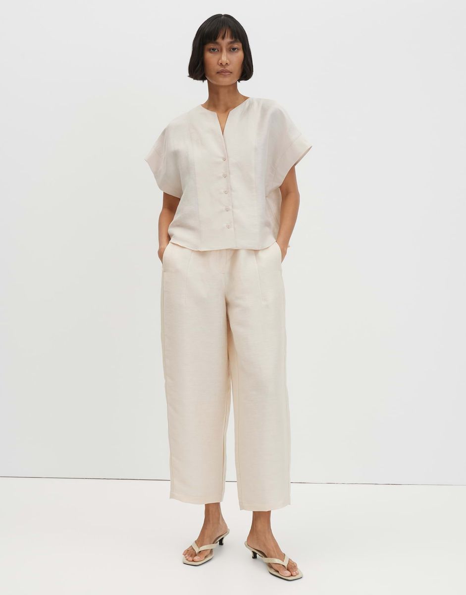 Minimalistische Leinenbluse mit Knopfleiste