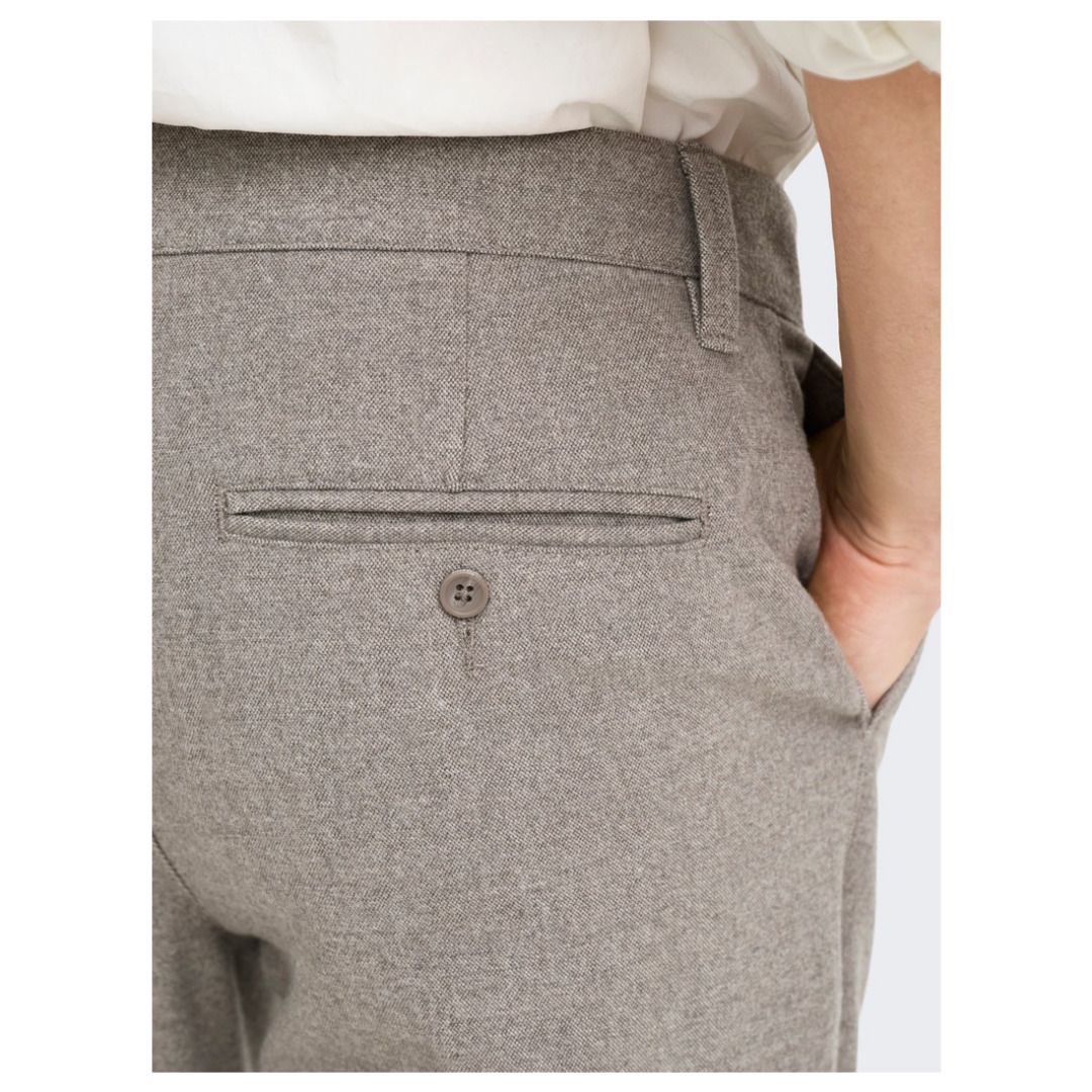 Vielseitige schmal geschnittene Stoffhose