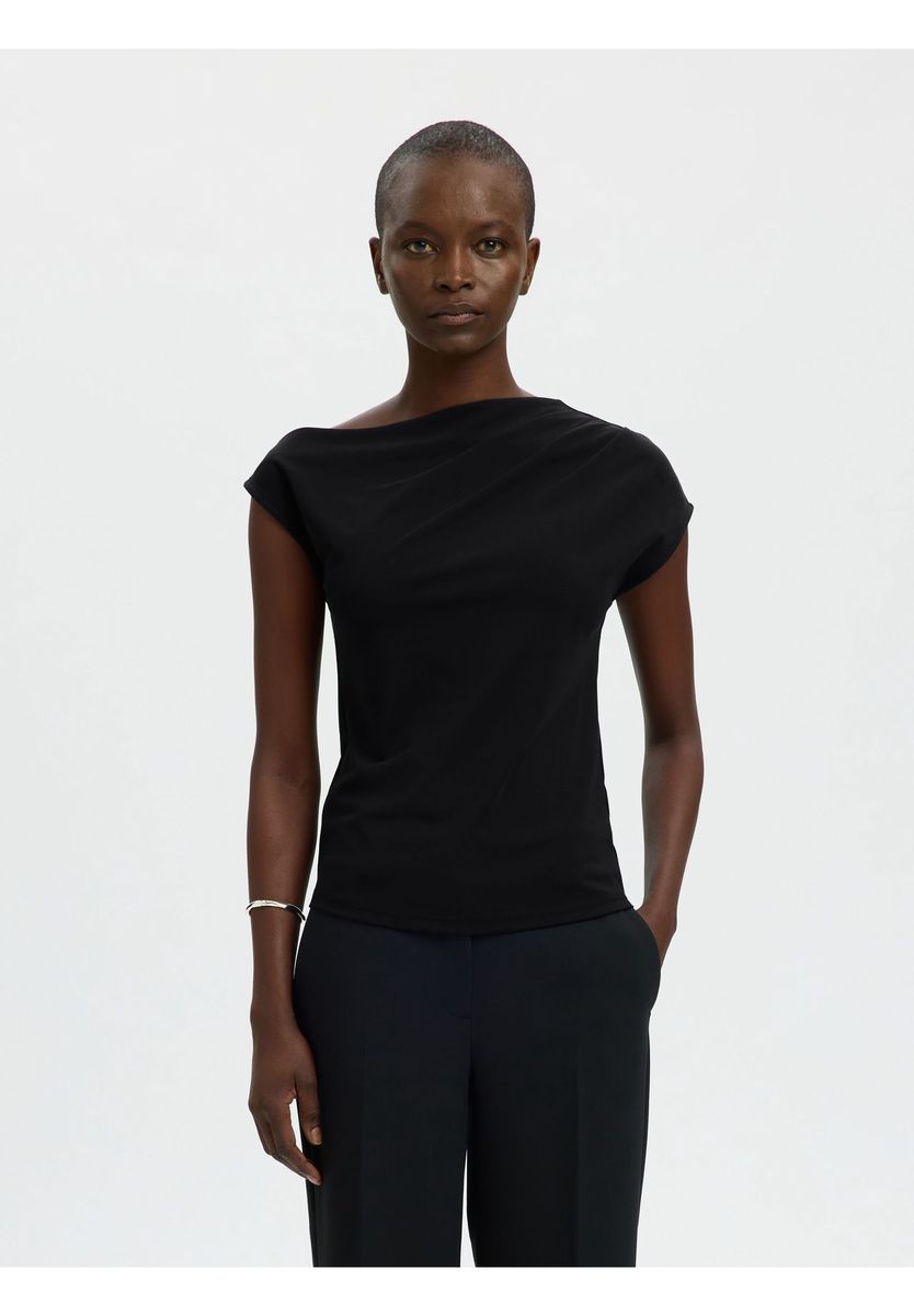 Figurbetontes T-Shirt mit asymmetrischem Ausschnitt