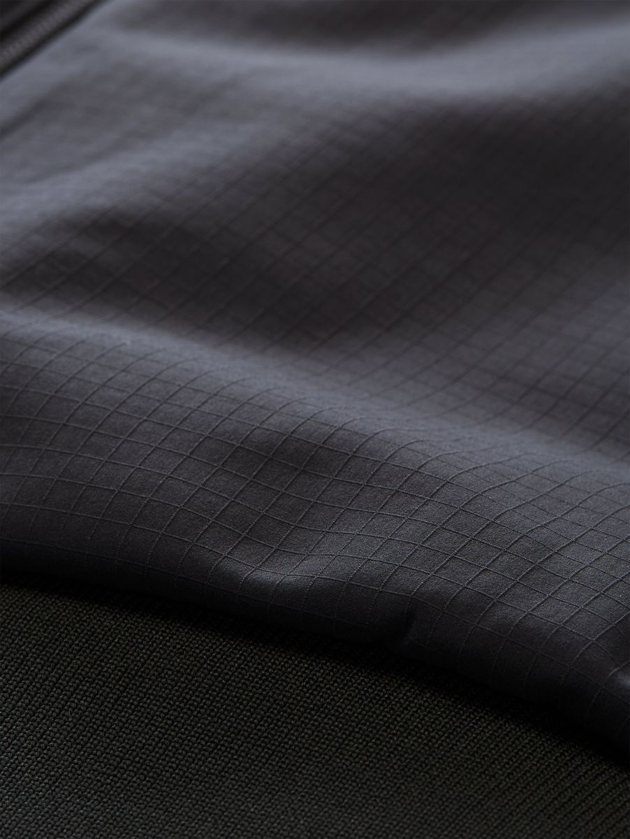 Wasserabweisende Softshelljacke mit Kapuze