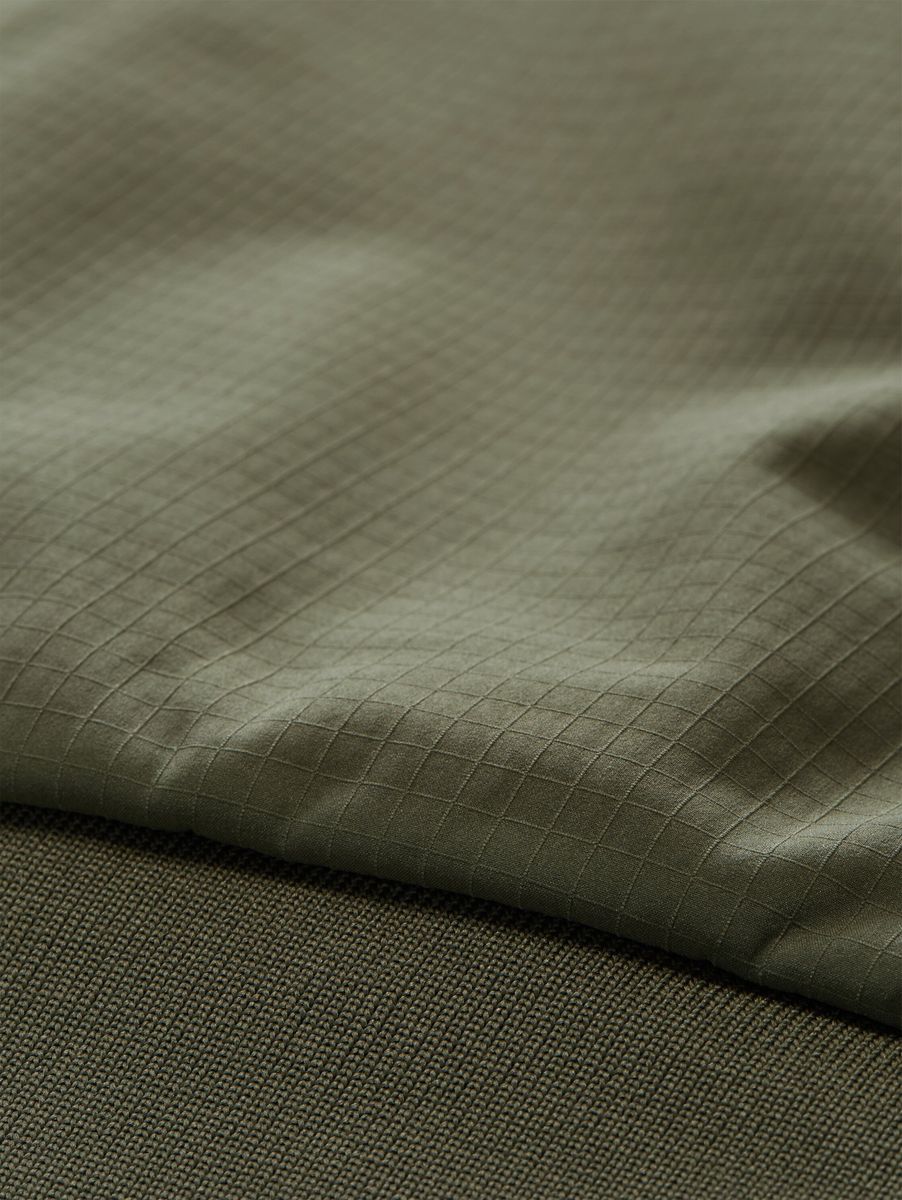 Wasserabweisende Softshelljacke mit Kapuze