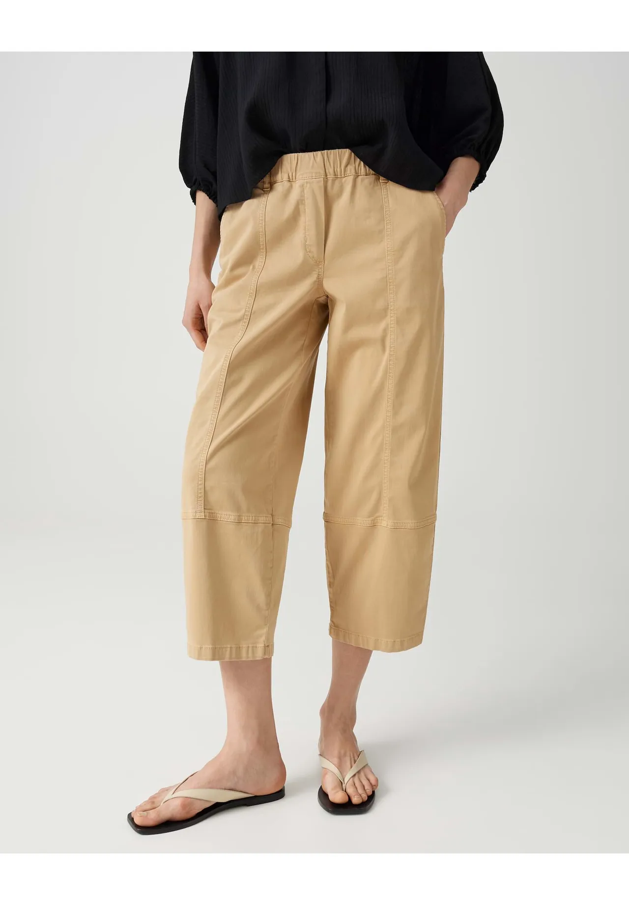 Moderne Hose mit ovalem Bein