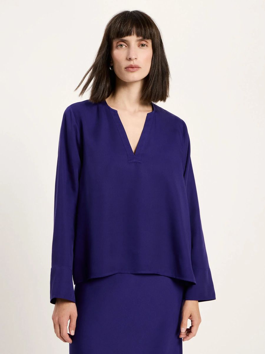Puristische Tencel-Bluse mit V-Ausschnitt