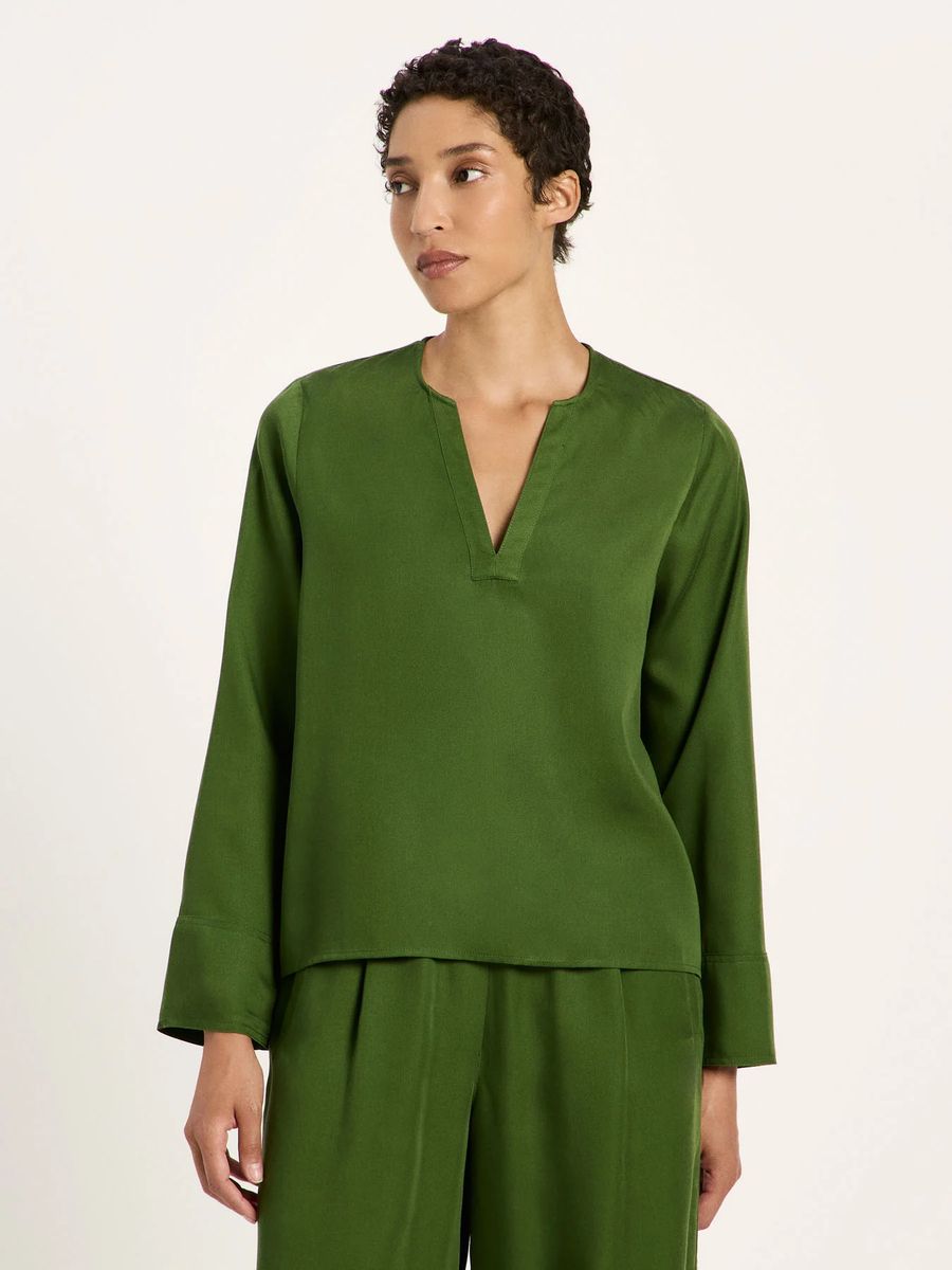 Minimalistische Tencel-Bluse mit V-Ausschnitt