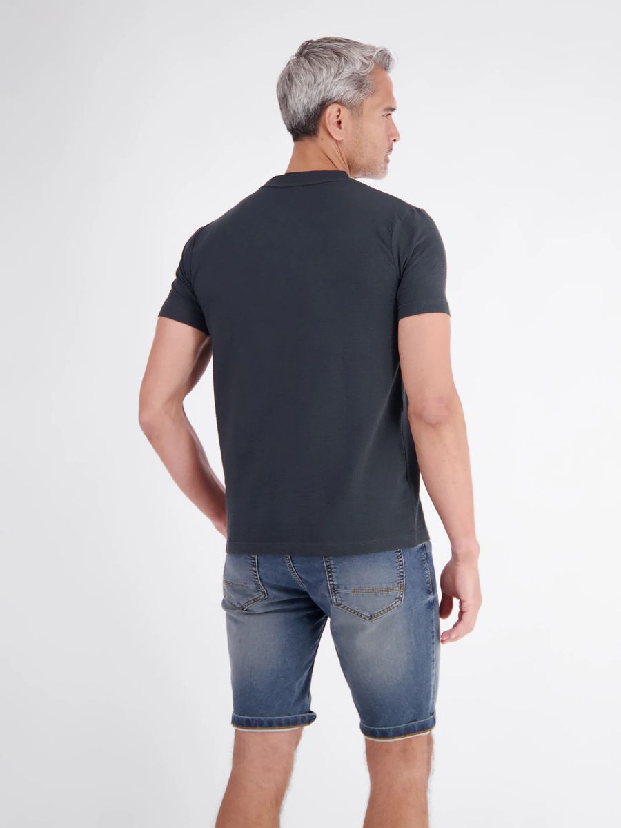 Strukturiertes Seersucker-T-Shirt mit Rundhalsausschnitt