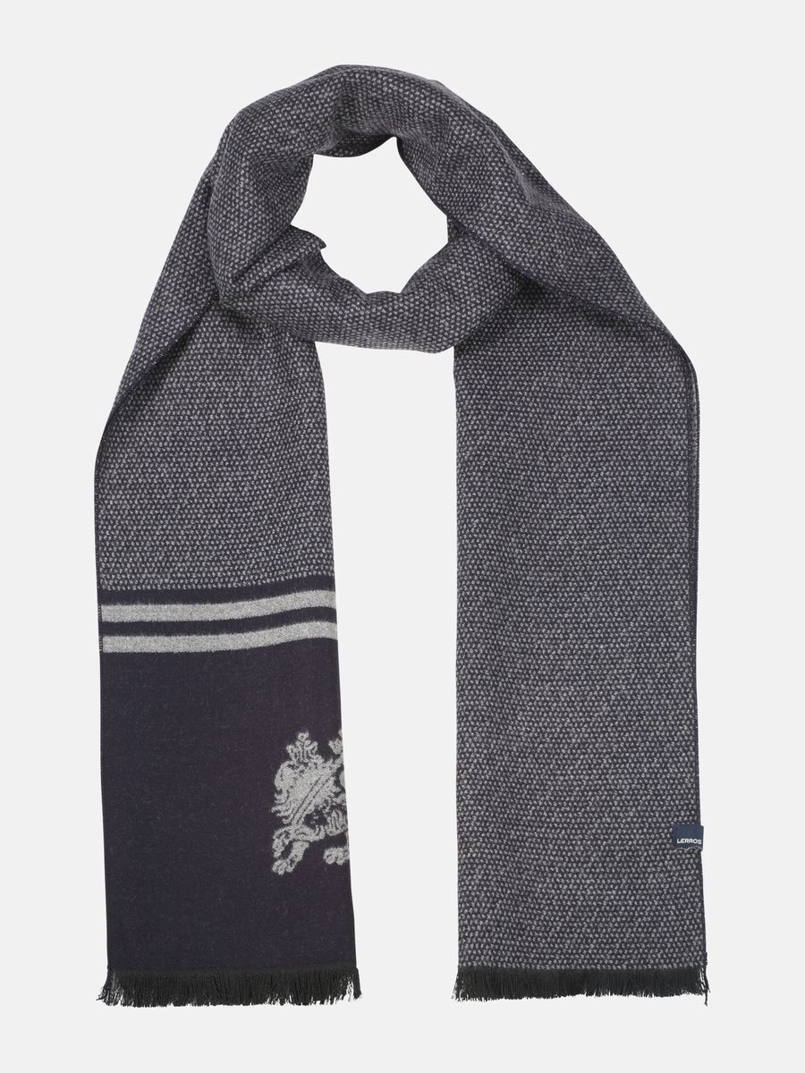 Strickschal mit Wappen-Detail