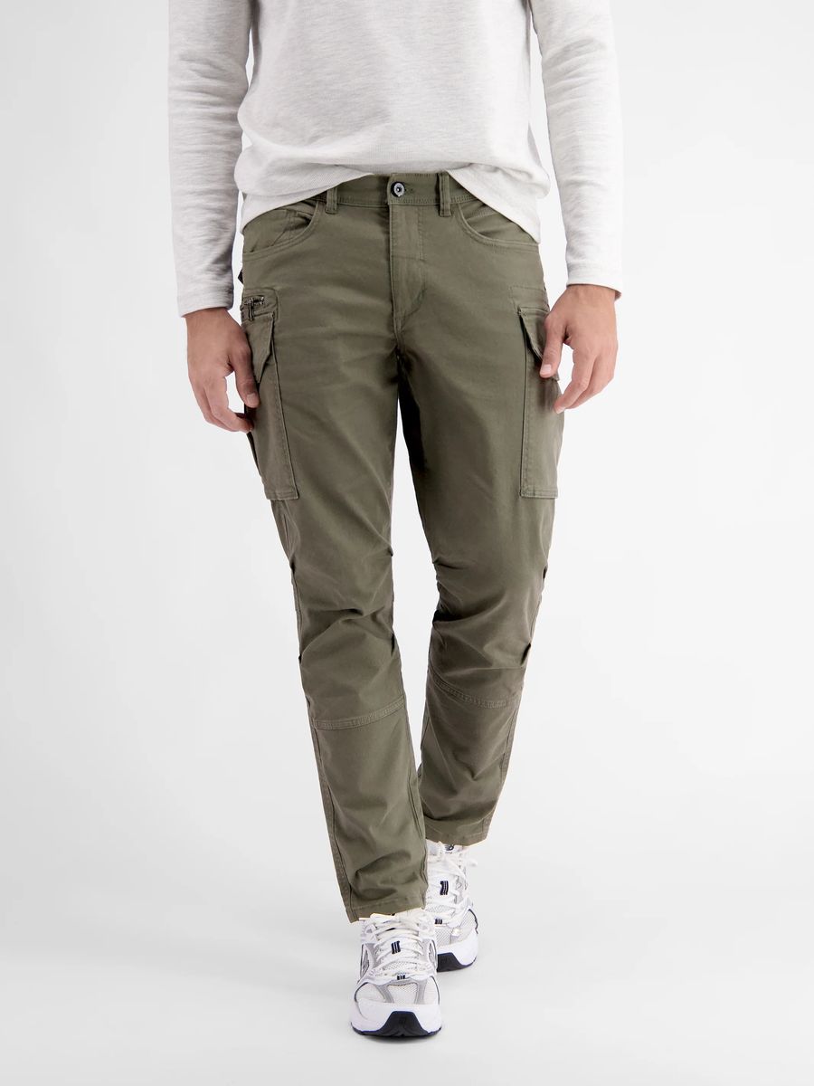 Moderne Cargo-Hose mit geradem Bein