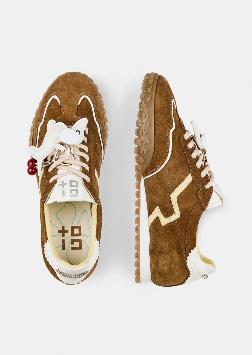 Suede-Sneaker mit verspielten Anhängern