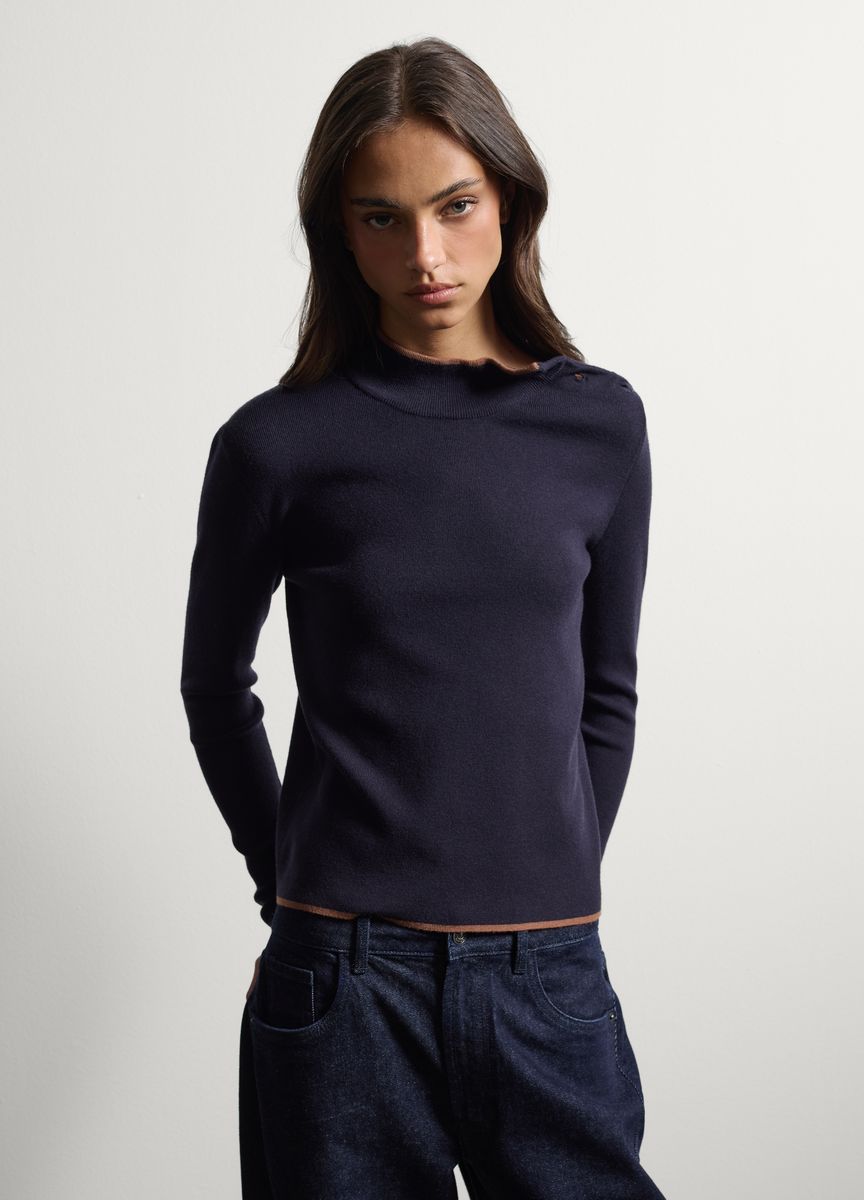 Marineblauer Strickpullover mit Schulterknöpfen