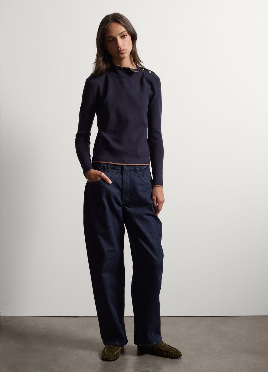 Marineblauer Strickpullover mit Schulterknöpfen