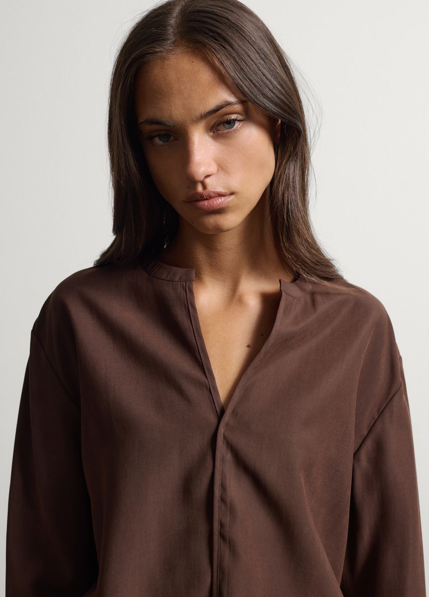 Fließende Bluse mit V-Schlitz am Kragen